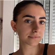 Estudiante de enfermería imparte clases de biología e inglés